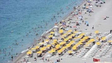 Antalya sahillerinde yoğunluk yaşandı