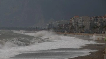 Antalya'da fırtına hayatı olumsuz etkiliyor