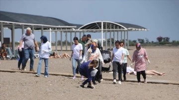 Antalya'da gönüllüler 'Dünya Tütünsüz Günü'nde sahilde izmarit topladı