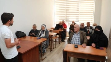 Antalya'da ileri yaştakilere "akıllı telefon kullanma" kursu