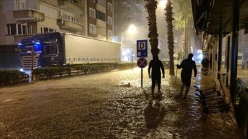 Antalya'da kuvvetli yağış sele sebep oldu