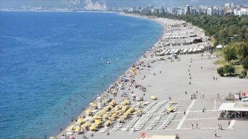 Antalya'da sahillerde hareketlilik sürdü