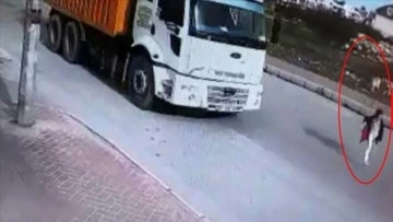 Antalya'da sahipsiz köpeklerden kaçarken kamyonun altında kalan çocuk vefat etti