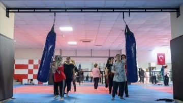 Antalya'da savunma sporu öğrenen ev hanımları şiddete karşı daha güçlü