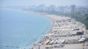 Antalya'da sıcak hava ve nemden bunalanlar sahillerde yoğunluk oluşturdu