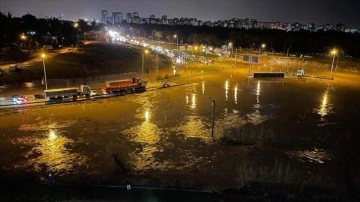 Antalya'da şiddetli yağmur ve fırtına etkili oldu