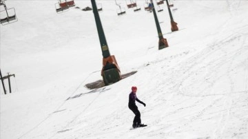 Antalya'da tatilciler aynı gün hem denize girip hem kayak yapıyor