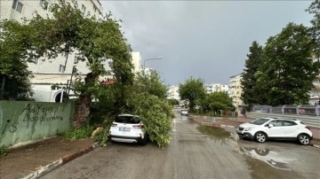 Antalya'da yağış ve fırtına etkili oldu