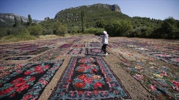 Antalya'daki kavurucu sıcak, tarlalara serilen halıların daha fazla pastelleşmesini sağlayacak