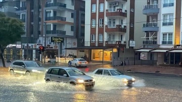 Antalya'nın Elmalı ilçesinde şiddetli yağış nedeniyle eğitime ara verildi