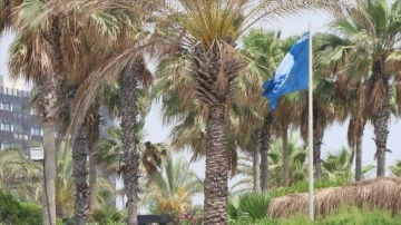 Antalya'nın sahillerinde sezonun ilk mavi bayrakları dalgalanmaya başladı