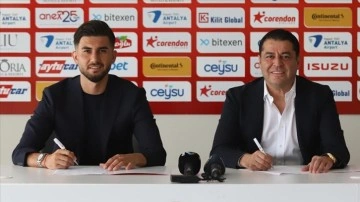 Antalyaspor, Soner Aydoğdu için imza töreni düzenledi