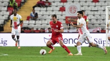 Antalyaspor'un bileği sahasında bükülmüyor
