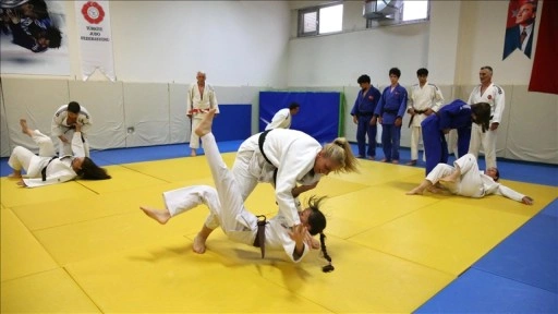 Antrenör baba, judo sevgisini ailesine aşıladı