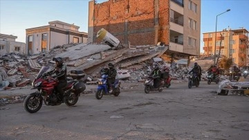 Araçla ulaşılamayan depremzedelere tıbbi malzeme motosikletle sevk ediliyor