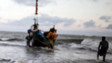 Arakanlı mültecileri taşıyan botun alabora olması sonucu 17 kişi hayatını kaybetti