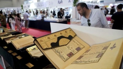 Arap&ccedil;a Kitap Fuarı'ndaki "Altın Harfler" standında nadir yazmalar sergileniyor