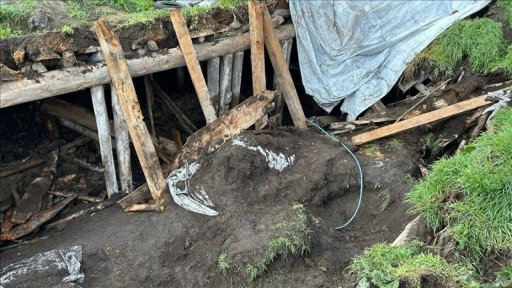 Ardahan'da sağanak nedeniyle ahırın çatısı çöktü
