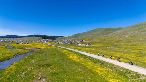 Ardahan Göle'de çiçeklerle kaplı ovada bisiklet etkinliği düzenlendi