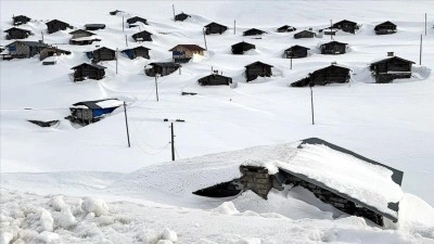 Ardahan ile Artvin arasındaki yaylalar karla beyaza b&uuml;r&uuml;nd&uuml;