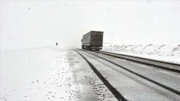 Ardahan-Şavşat kara yolu kar nedeniyle ağır tonajlı araç geçişine kapatıldı