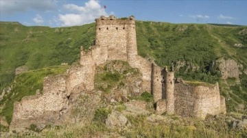 Ardahan'da kanyonun zirvesindeki "Şeytan Kalesi" tatilde ziyaretçilerini ağırlıyor