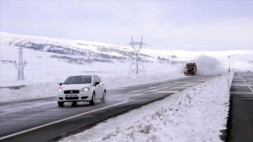 Ardahan'da kar ve tipi sürücülere zor anlar yaşatıyor