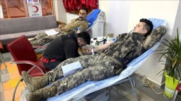 Ardahan'da özel harekat polisleri kan bağışında bulundu