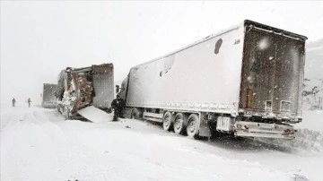 Ardahan'da yoğun kar ve tipi zincirleme trafik kazasına sebep oldu