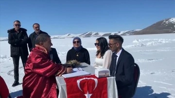 Ardahanlı çift, Çıldır Gölü üzerinde kıyılan nikahla hayallerini gerçekleştirdi