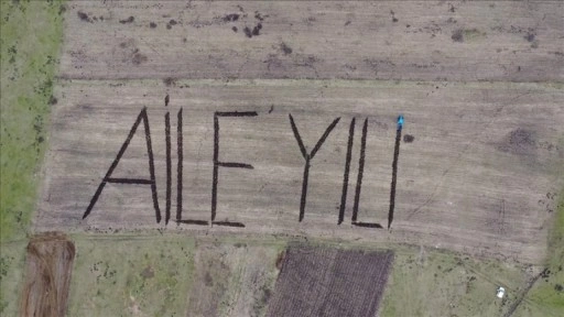 Ardahanlı çiftçi tarlasına traktörüyle "Aile Yılı" yazdı