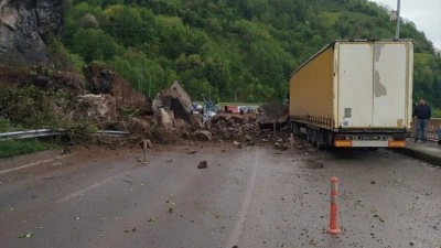 Arhavi-Hopa-Sarp Devlet Yolu heyelan sebebiyle ulaşıma kapandı