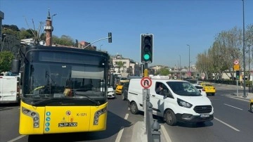 Arızalanan İETT otobüsü Eminönü'nde trafik yoğunluğuna sebep oldu