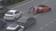 Arızalanan Lamborghini'yi İBB çalışanları itti