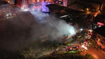 Arnavutk&ouml;y'de fabrikada &ccedil;ıkan yangın s&ouml;nd&uuml;r&uuml;ld&uuml;