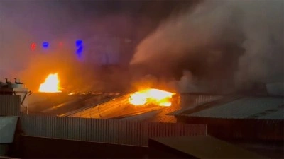 Arnavutk&ouml;y'de fabrikada &ccedil;ıkan yangına itfaiye m&uuml;dahale ediyor
