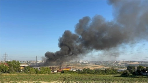 Arnavutköy'de lojistik deposunda çıkan yangına müdahale ediliyor