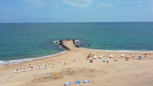 Arnavutköy'deki Karaburun Sahili Mavi Bayrak aldı