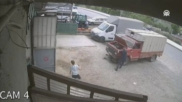 Arnavutköy'de oto tamircisinin ezilme tehlikesi geçirdiği anlar kamerada