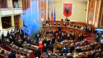 Arnavutluk Meclisi'nde bütçe görüşmeleri sırasında yine gerginlik yaşandı