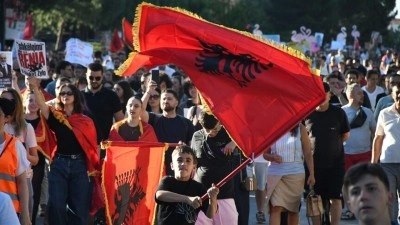 Arnavutluk'ta bir kez daha binlerce kişinin katılımıyla turizm projesi karşıtı g&ouml;steri d&uuml;zenlendi