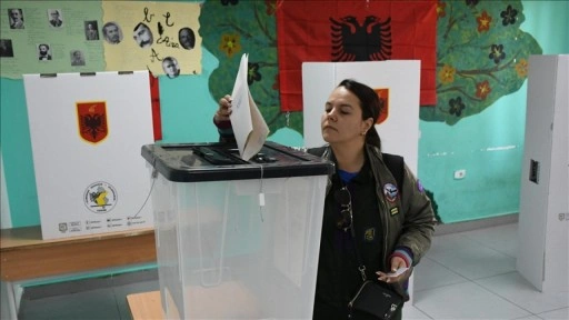 Arnavutluk'ta halk, genel seçimler için sandık başında