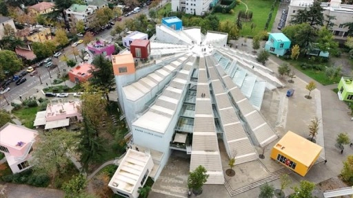 Arnavutluk'ta komünizmin simgesinden cazibe merkezine dönüşen yapı: Tiran Piramidi