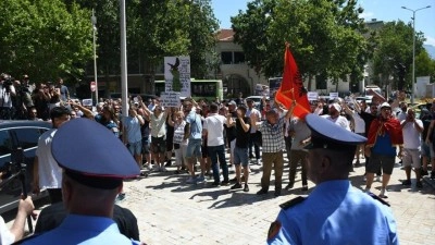 Arnavutluk'ta turizm projelerine karşı Meclis binası &ouml;n&uuml;nde g&ouml;steri d&uuml;zenlendi