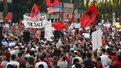 Arnavutluk'ta turizm projesine karşı g&ouml;steriler 11'inci g&uuml;n&uuml;nde s&uuml;r&uuml;yor