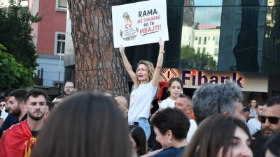 Arnavutluk'ta Zvernec'teki turizm projesine karşı g&ouml;steriler 13. g&uuml;n&uuml;nde s&uuml;r&uuml;yor