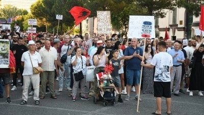 Arnavutluk'ta Zvernec'teki turizm projesine karşı g&ouml;steriler 18. g&uuml;n&uuml;nde s&uuml;r&uuml;yor