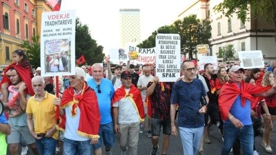 Arnavutluk'ta Zvernec'teki turizm projesine karşı g&ouml;steriler 20. g&uuml;n&uuml;nde s&uuml;r&uuml;yor