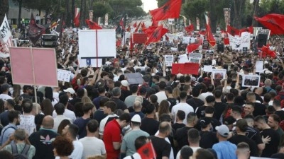 Arnavutluk&rsquo;ta Zvernec&rsquo;teki turizm projesine karşı g&ouml;steriler 7&rsquo;nci g&uuml;n&uuml;nde s&uuml;r&uuml;yor