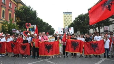 Arnavutluk'ta Zvernec'teki turizm projesine karşı g&ouml;steriler bir aydır devam ediyor